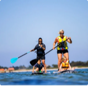 Familie ude og paddleboard