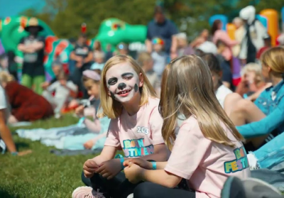 To børn til børnefestival
